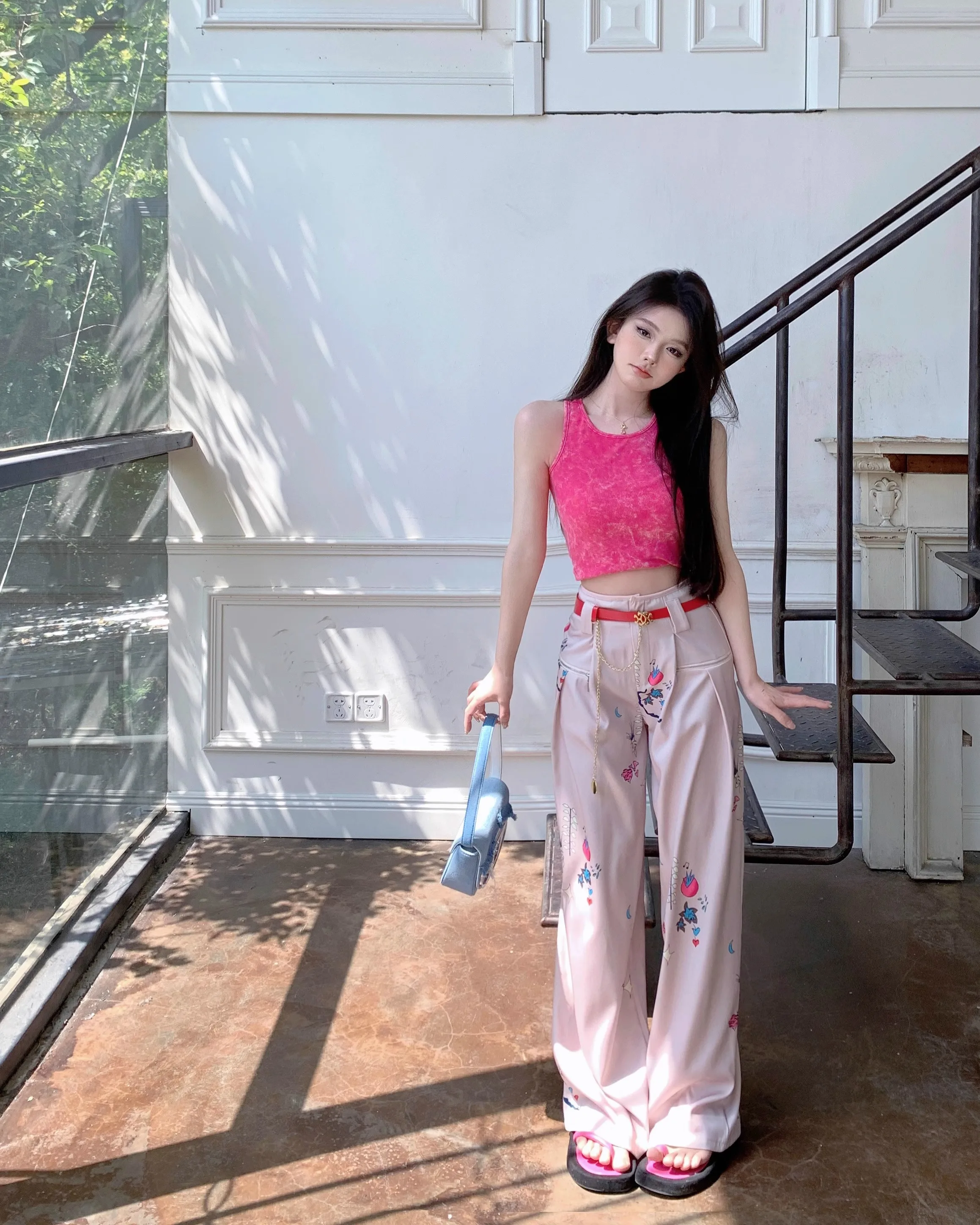 Розово-красный вязаный топ на бретельках с принтом тай-дай женский летний