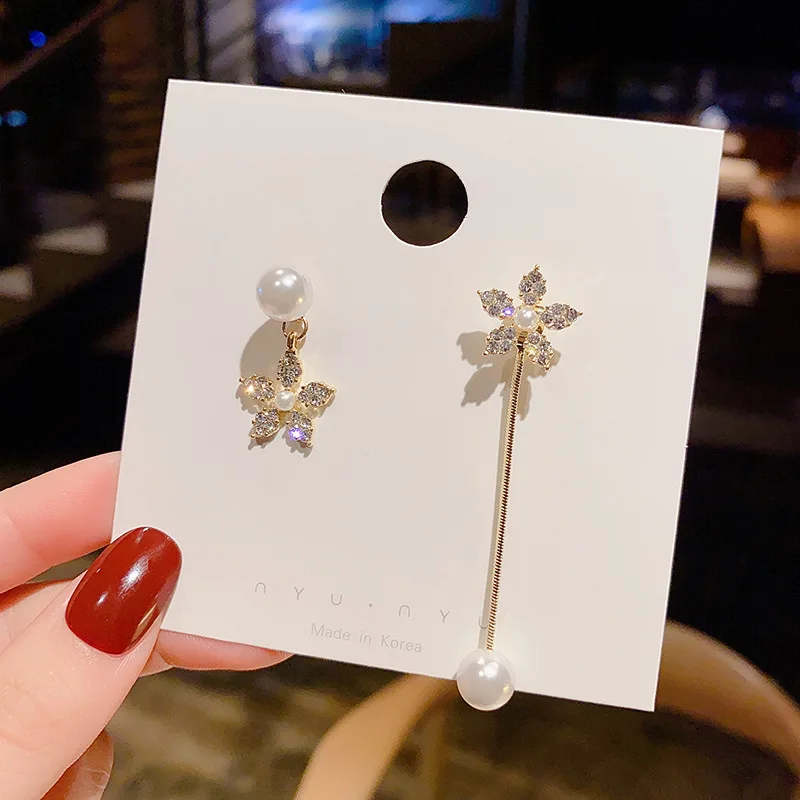 Ассиметричные серьги-гвоздики в виде цветка из серебра пробы |