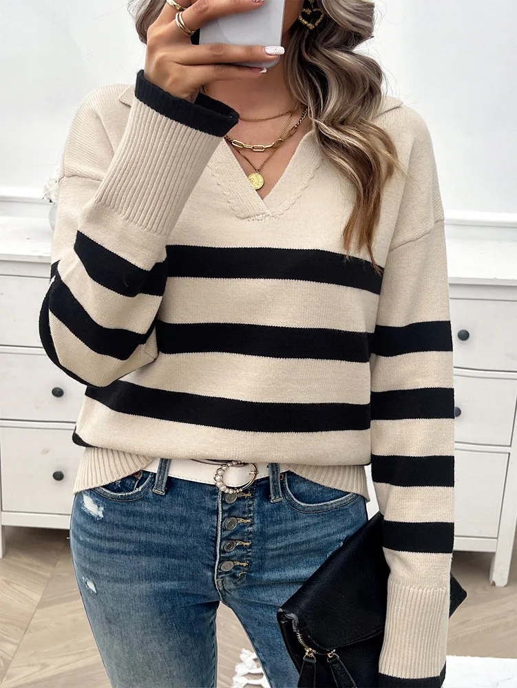 Женский трикотажный свитер в полоску с V-образным вырезом