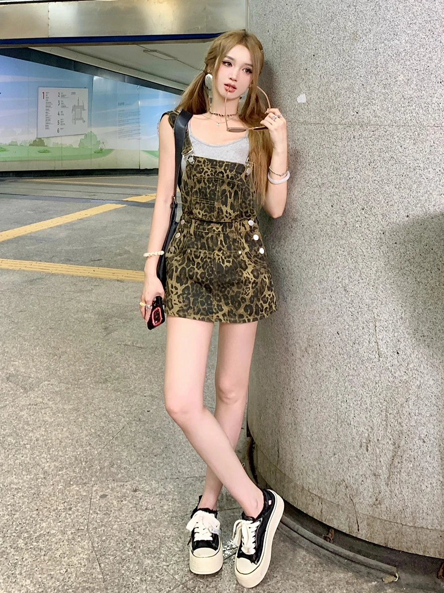 Джинсовый комбинезон с леопардовым принтом в стиле ретро