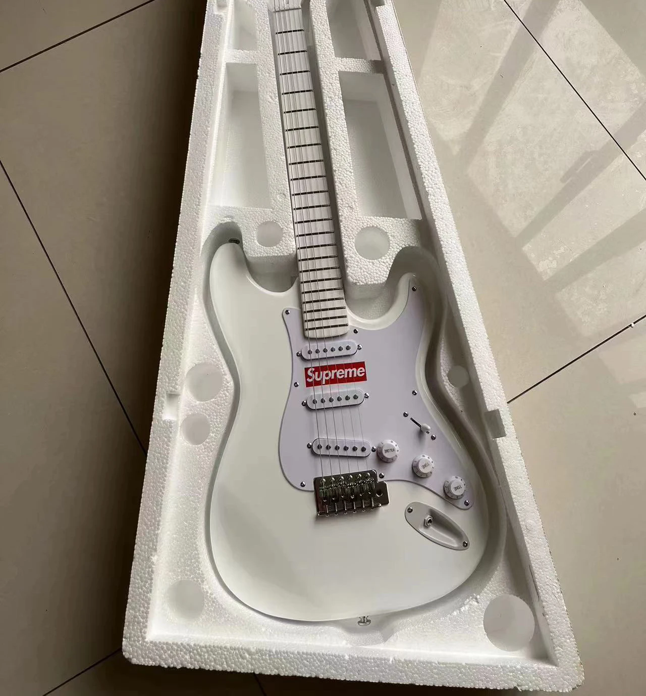 

Fast delivery scalloped Maple Fingerboard Electric Guitar 22Frets Professional groove High Quality Malmsteen Cream Guitars wxbf