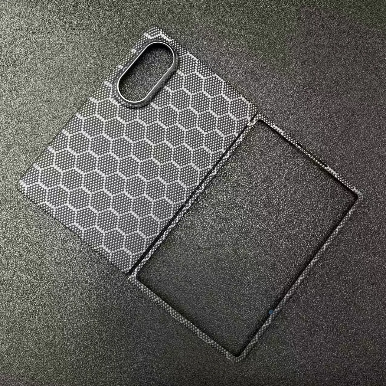 Фото Чехол из кевлара для Samsung Galaxy Z Fold 8 с защитой шарнира передней крышки, магнитный, из углеродного волокна, тонкий, противоударный, с защитой от падений. №4