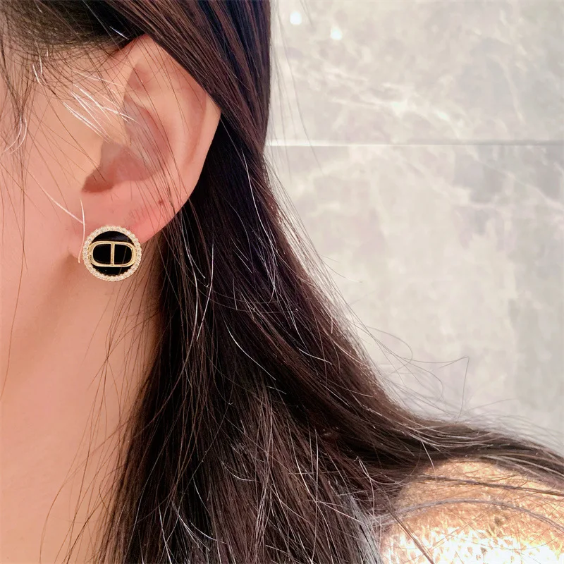 

Модные серьги из свиной кожи, серьги из вермикулита, нишевые дизайнерские серьги, светильник роскошные, повседневные серьги с датчиком высо...