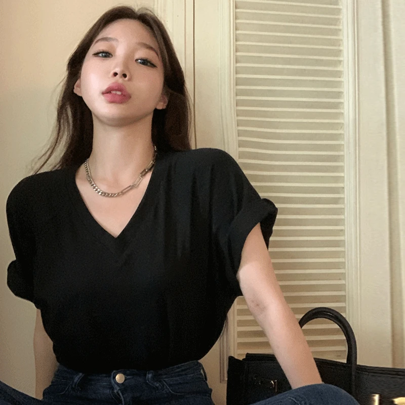

Summer 2022 New Temperament Korean Version Loose and Simple Hong Kong Flavor Retro V-neck Short-sleeved T-shirt Tide