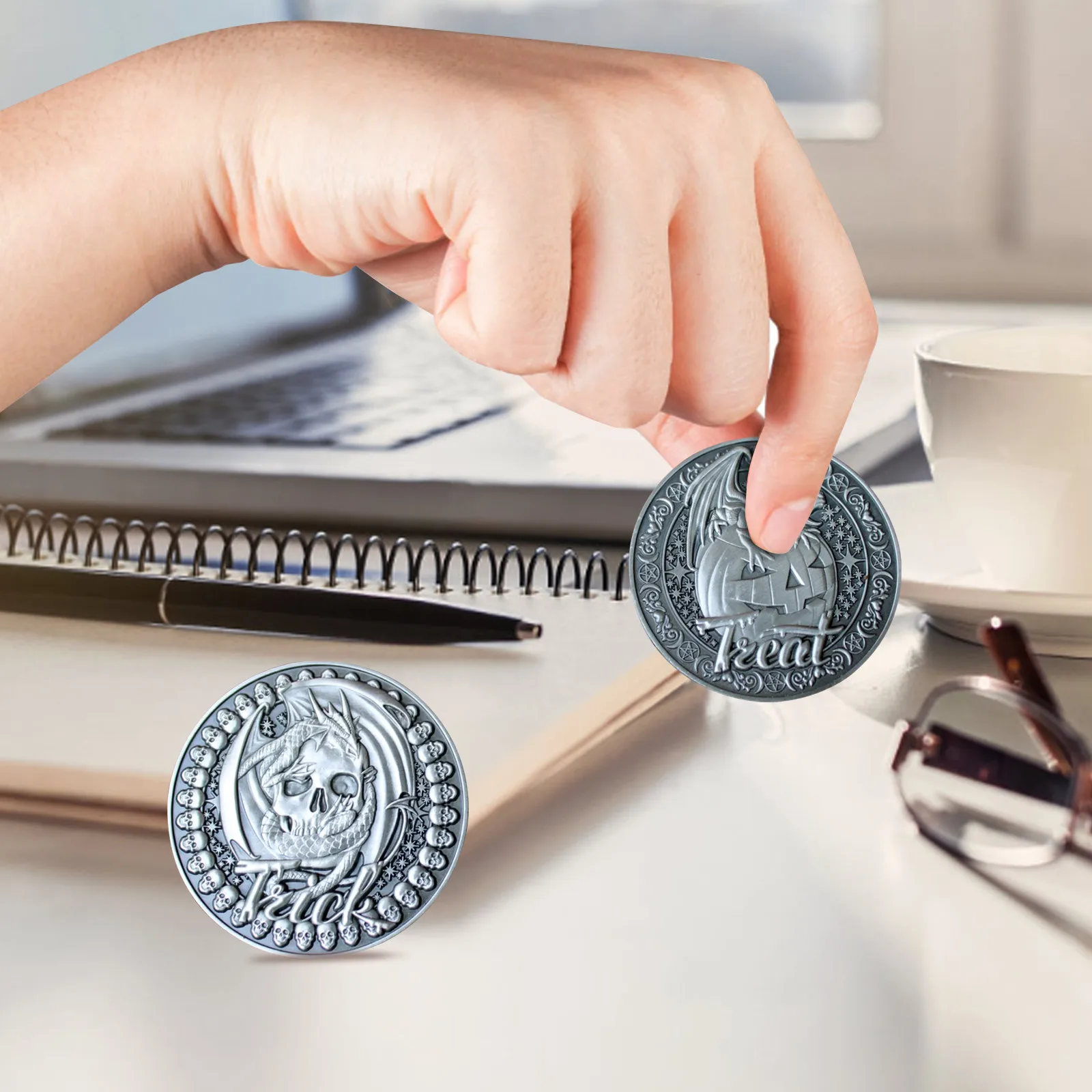 Юбилейные серебряные монеты в виде дракона на Хэллоуин