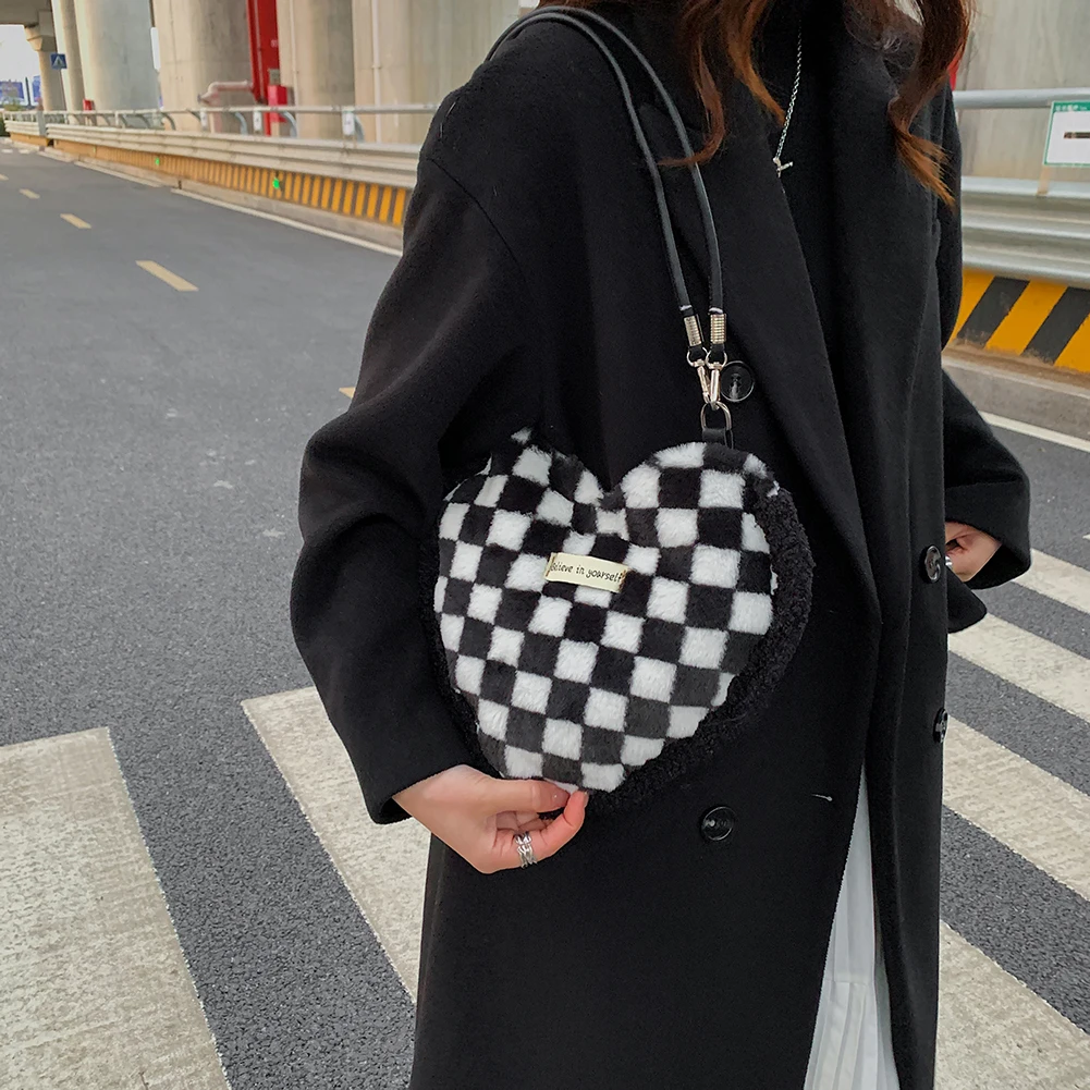 

Женская плюшевая меховая сумка в форме сердца, осенне-зимняя теплая женская маленькая сумка с ручками, пушистые универсальные сумки для тел...