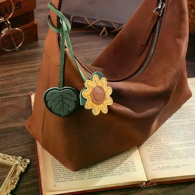 Фото Многофункциональная закладка из искусственной кожи с цветочным узором и веревочным кисточком, может использоваться как маркер страниц, украшение для сумки и аксессуар для планировщика. №4