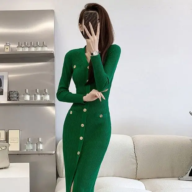 

Женское трикотажное платье-свитер с V-образным вырезом