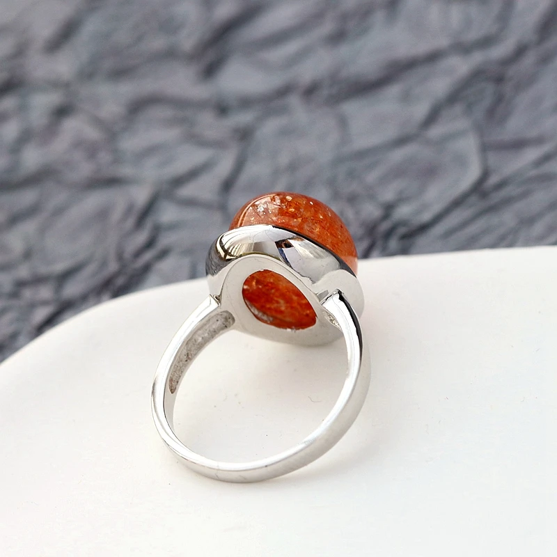 Оригинальное женское серебряное кольцо инкрустированное натуральным