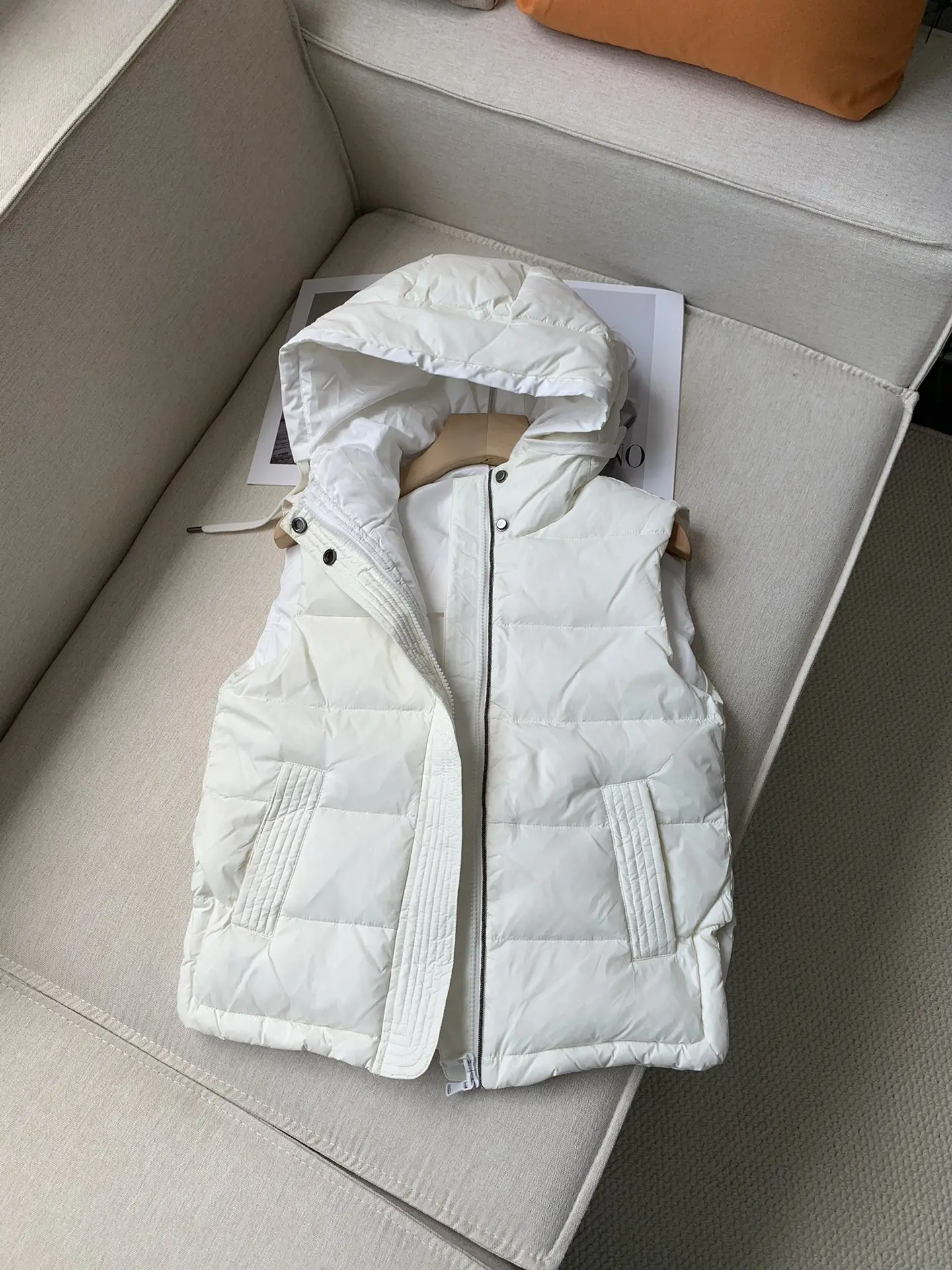 Женский жилет на белом гусином пуху осень-зима однотонная повседневная теплая