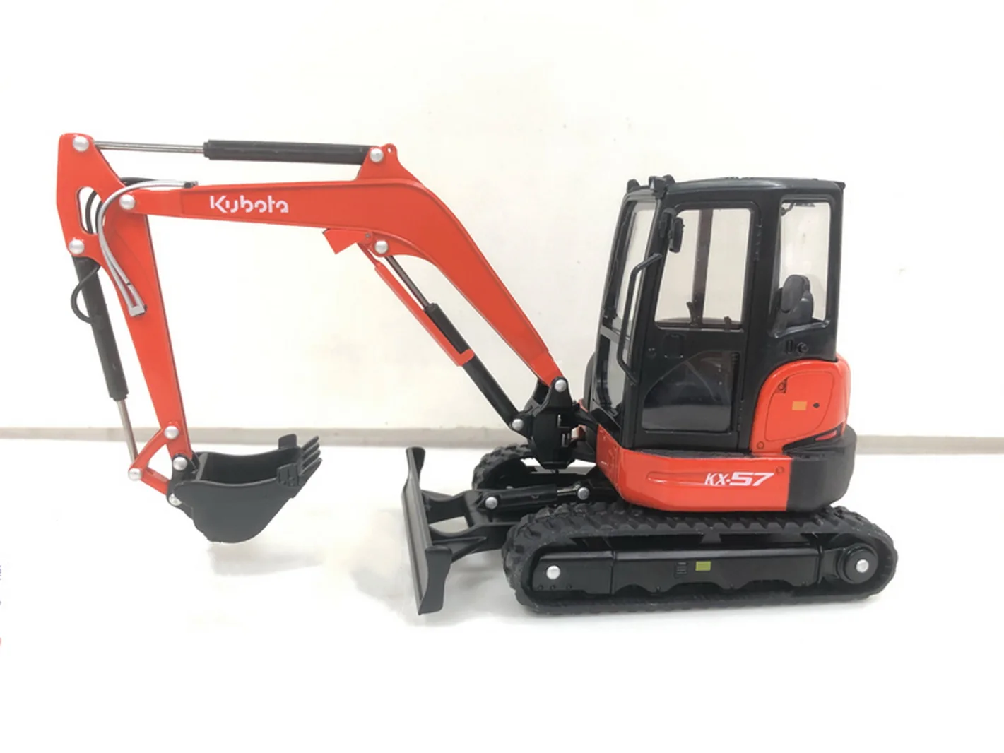 

1/24 Scale Kubota KX-57 Compact Excavator Diecast Model Toy Collection