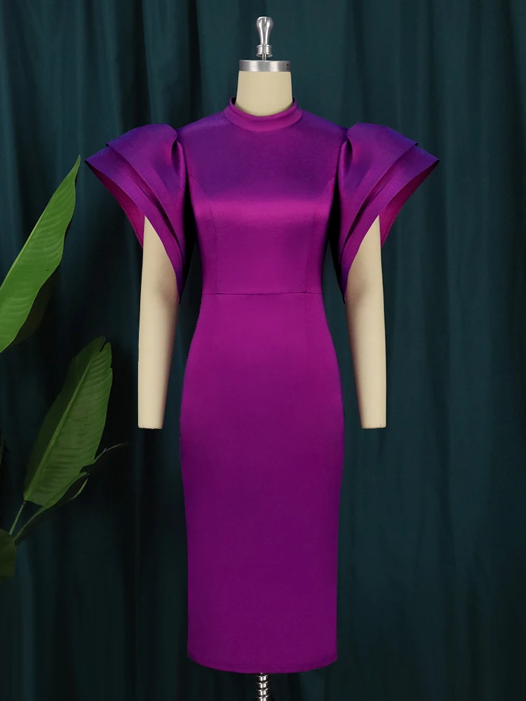 Платье-футляр с коротким расширяющимся книзу рукавом фиолетового и синего цвета