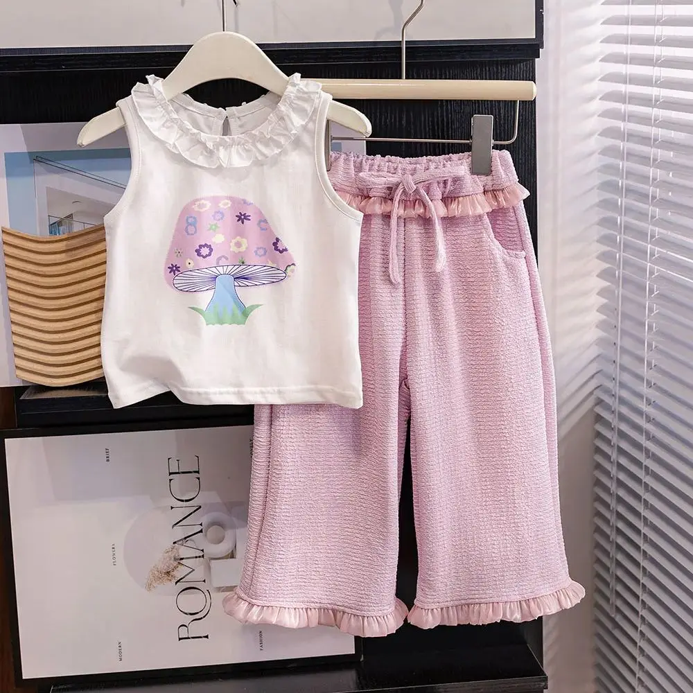 Футболка без рукавов и прямые брюки с цветочным принтом