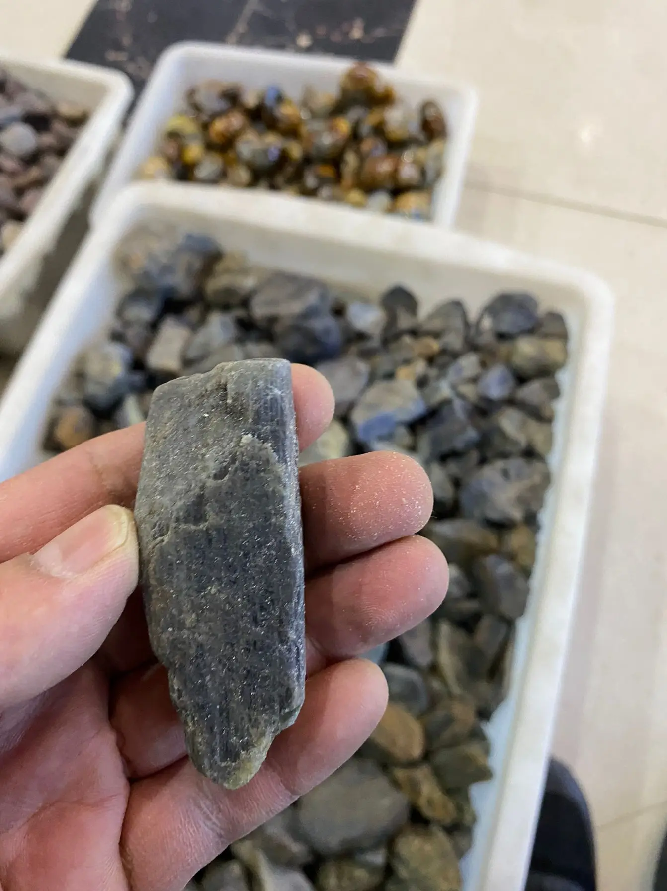 

Необработанные синие сапфиры из Мадагаскара BASILOSAURUS