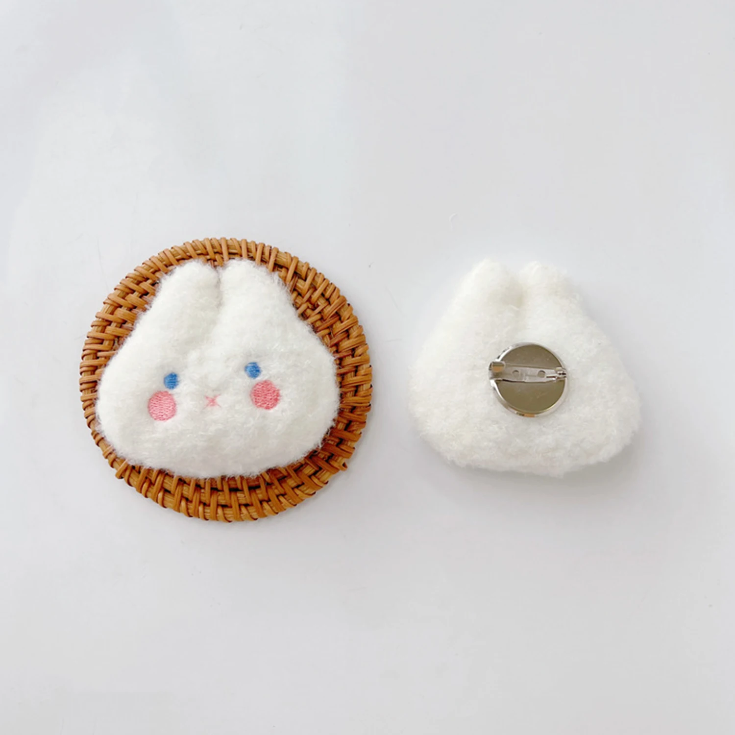 Брошь в виде кролика