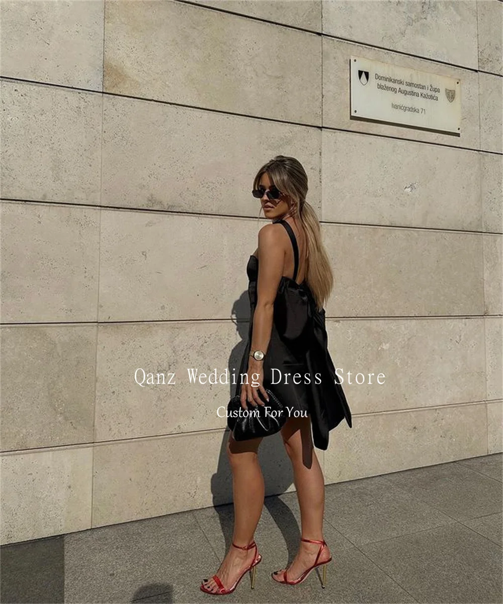 Женское атласное платье с бантом без бретелек выше колена