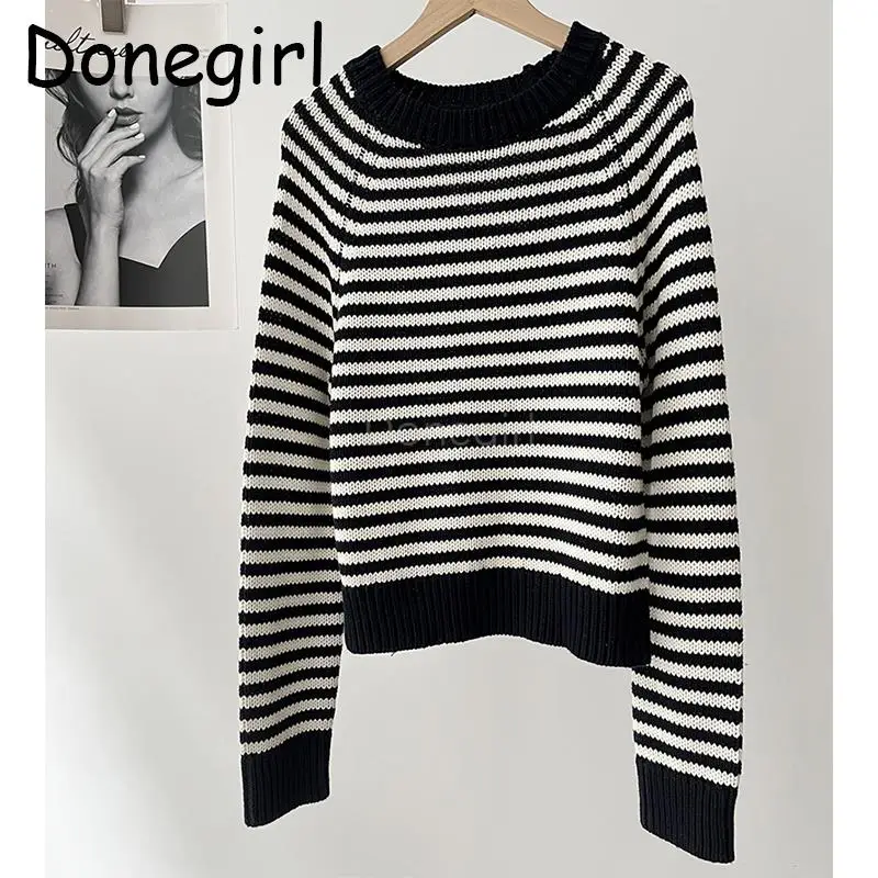 Женский трикотажный свитер в полоску с круглым вырезом