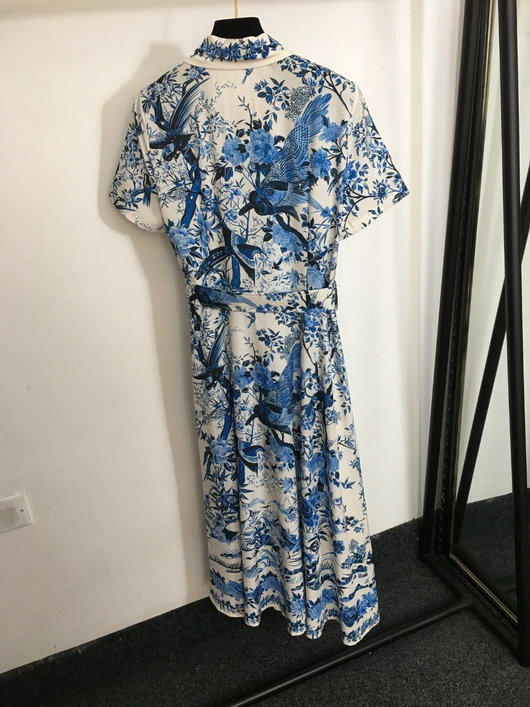 

Elegant floral and bird prints paired with waistband and lapel long skirt,, short sleeved slim fit dress