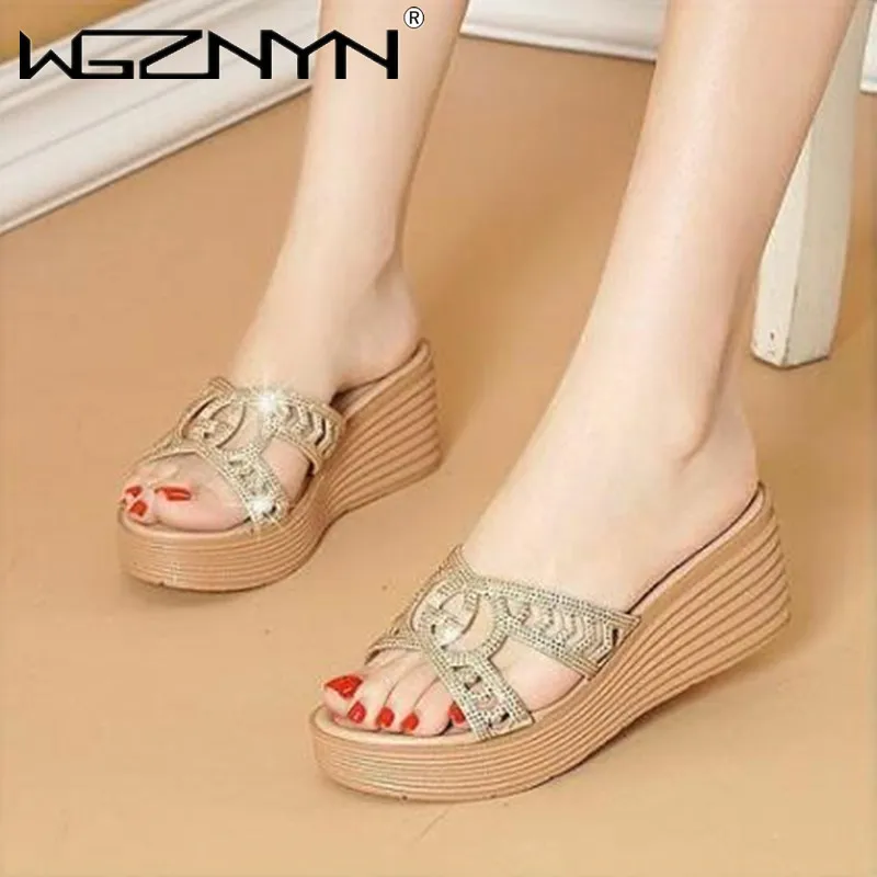 

Женские блестящие шлепанцы, Новинка лета 2022, женские шлепанцы на платформе и высоком каблуке, удобные повседневные сандалии на танкетке с о...