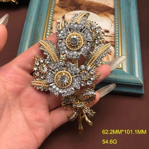 Винтажная брошь с цветком бегонии