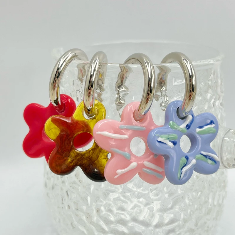 

Женские серьги-кольца со съемными цветами из смолы