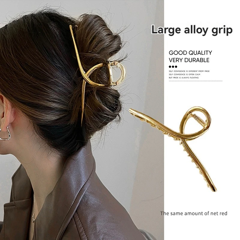 У женщин с заколками больше заколок для волос чем у акулы заколки большого