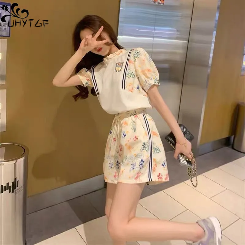 

Модный женский костюм UHYTGF из двух предметов с принтом, с воротником-стойкой, с коротким рукавом, со шнуровкой, эластичные шорты с широкими шт...