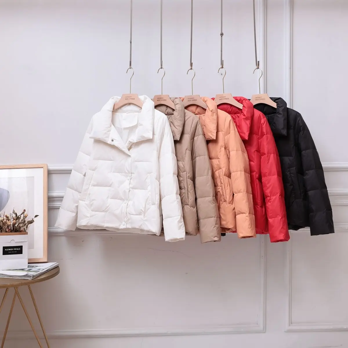 2023 Autumn and Winter Women's Short Down Jacket Stand Collar Loose Thin Fashion Generous Coat Female White Duck Down M09