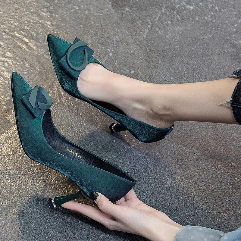

Зеленая женская обувь, искусственная кожа, высокие каблуки для женщин, новинка весны 2023, Высококачественная атласная сетчатая обувь с острым носком на шпильке и среднем каблуке, Лидер продаж