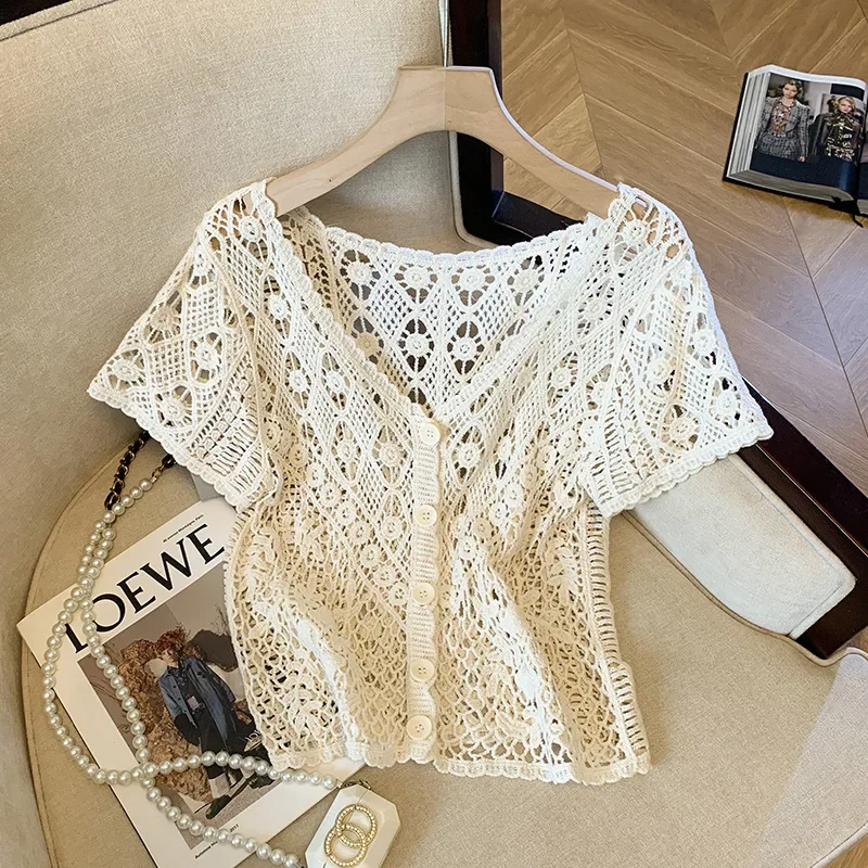 Вязаный пуловер с v-образным вырезом во французском стиле. Чувственная сборка