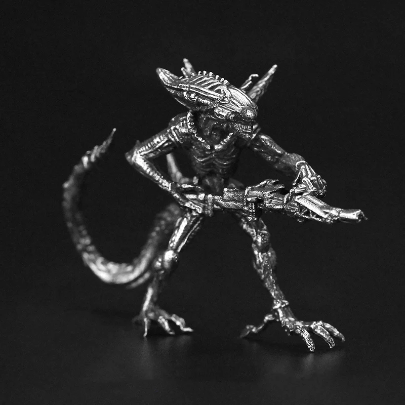 

Миниатюрная фигурка солдата из белой латуни