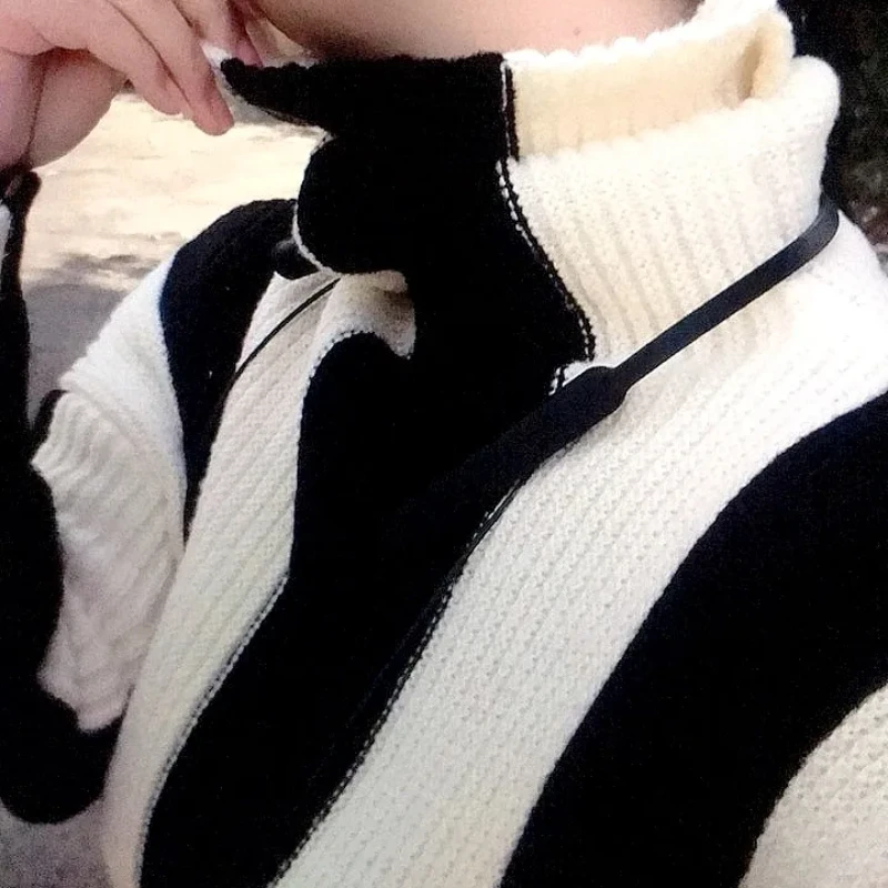 Женский вязаный пуловер с высоким воротником