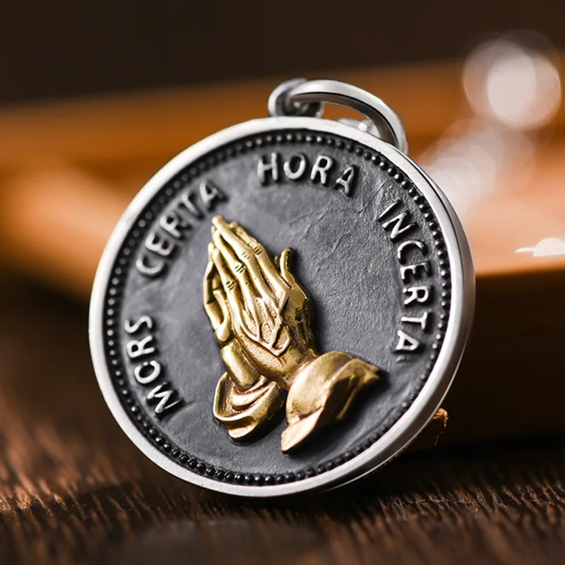 

Fashion Retro Prayer Hand Necklaces For Men and Women Hip-hop Round Coin Pendant Sweater Chain Jewelry Accessories Holiday Gifts