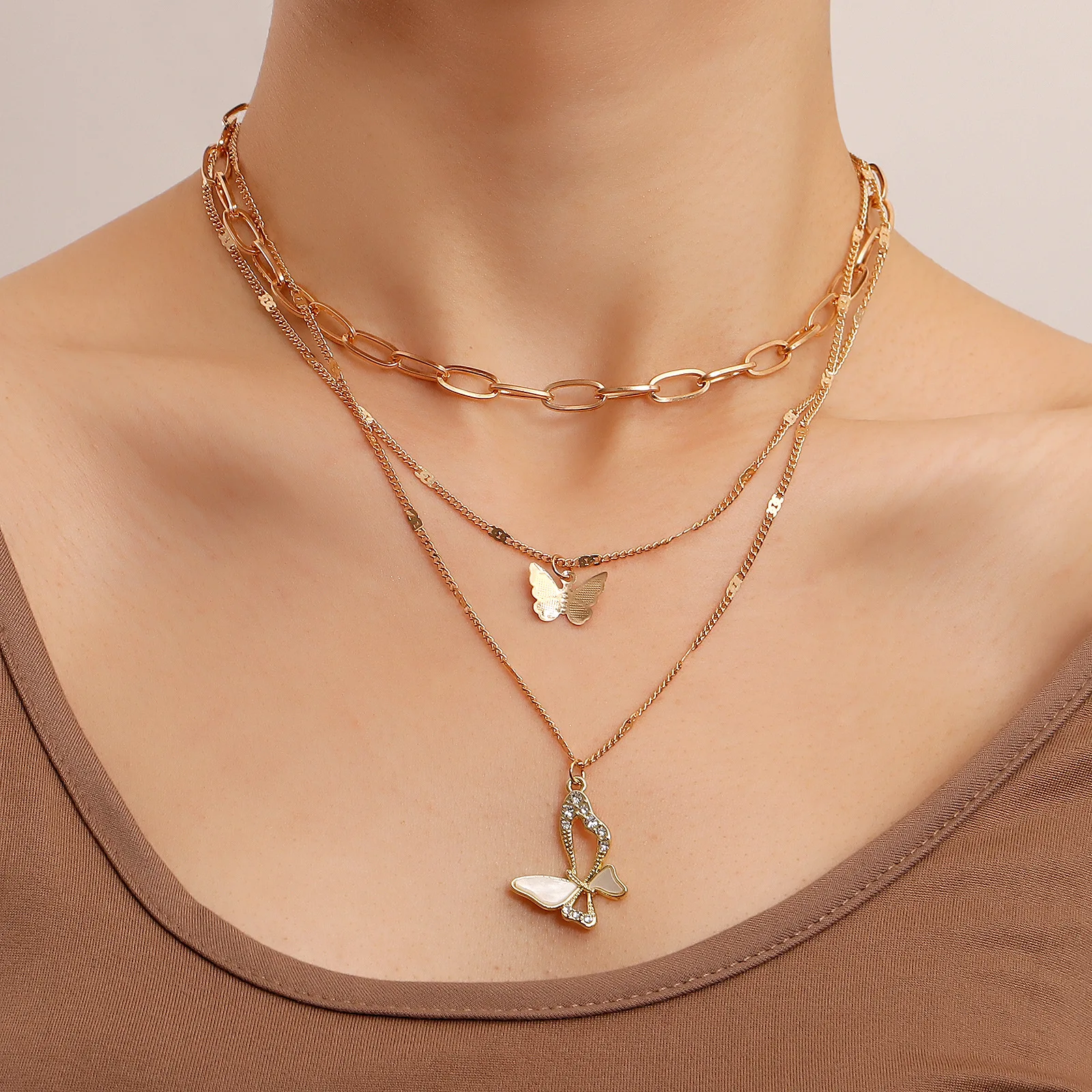 

Extraordinary Light Luxury Multilayer Back-shaped Chain Micro-encrusted Mother-of-pearl Butterfly Pendant Collarbone Necklace