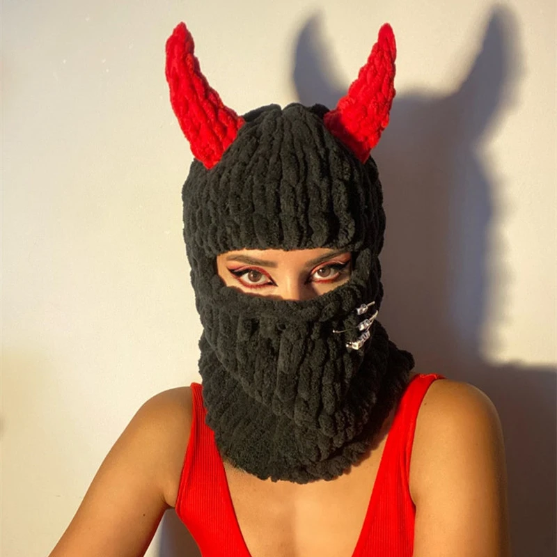 Рисунок 4 - Шапка плюшевая вязаная с ушками кролика