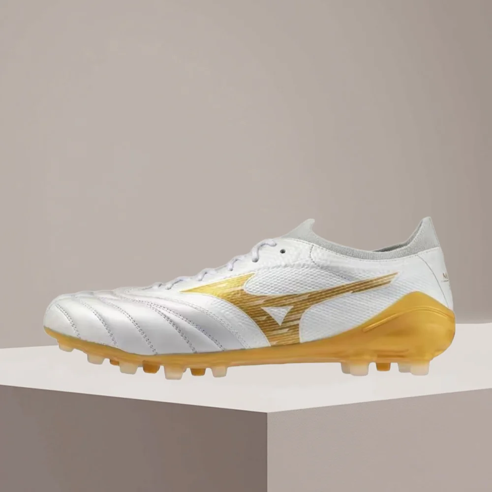 Фото Футбольные бутсы Mizuno Morelia Neo IV B Elite унисекс, бело-золотые – комфортный дизайн, нескользящее сцепление и прочная конструкция P1GA264350 №1