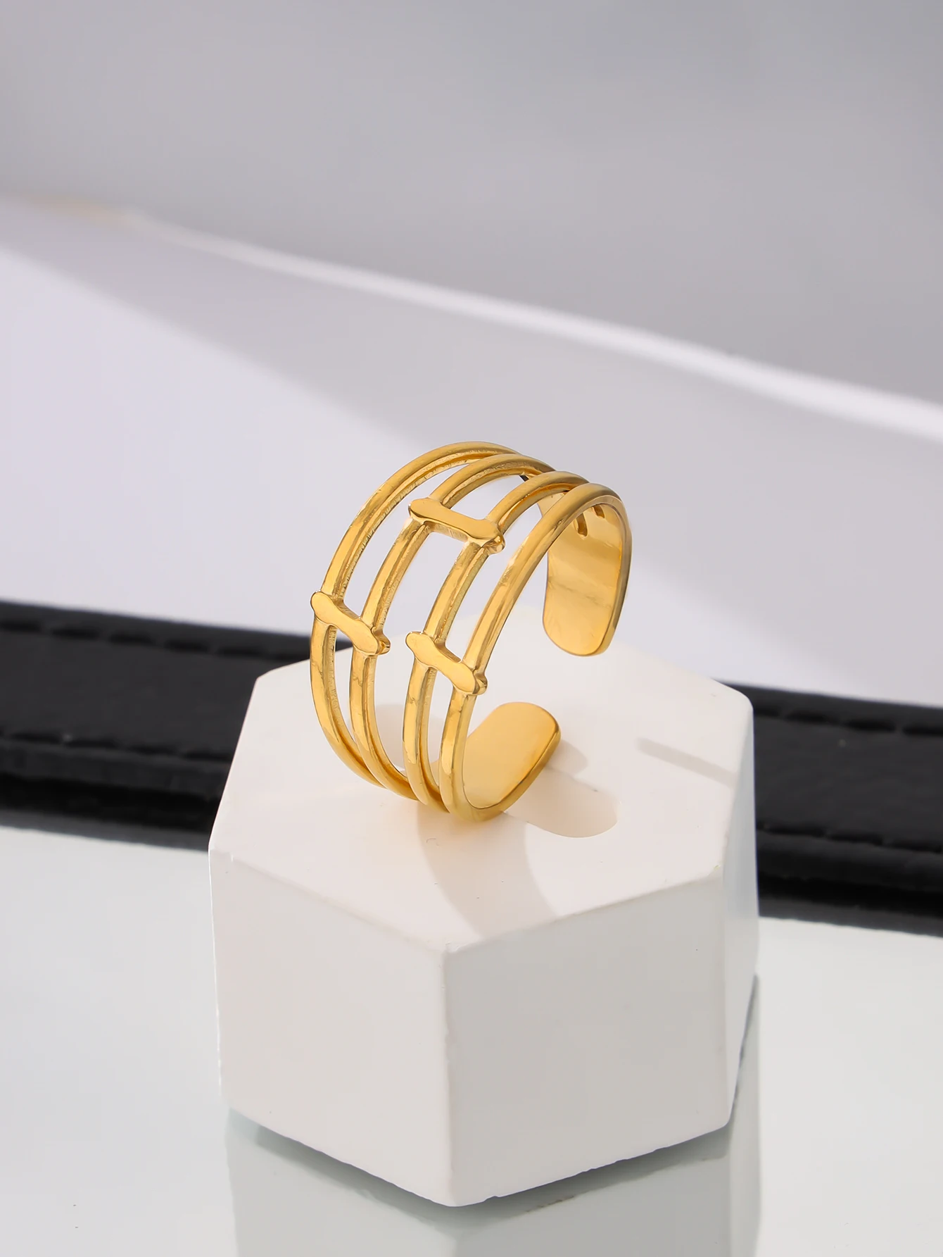 

Light Luxury Titanium Steel Cross Women's Ring, Non Fading, Small and Durable 18k Gold Plated Men's and Women's Rings