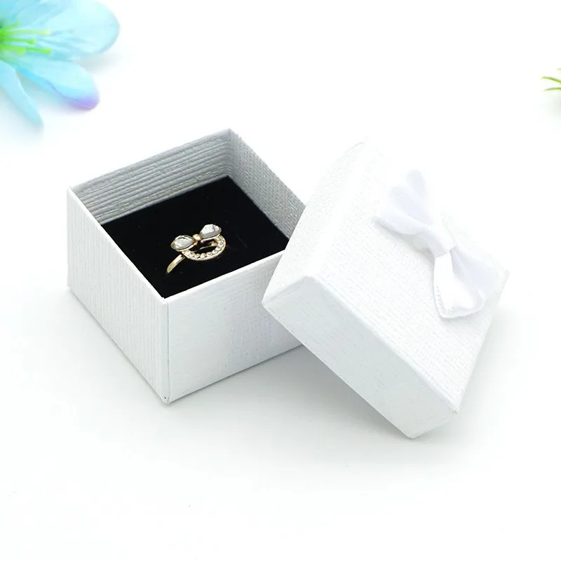 

Подарочная коробка для украшений 5*5*3,5 см