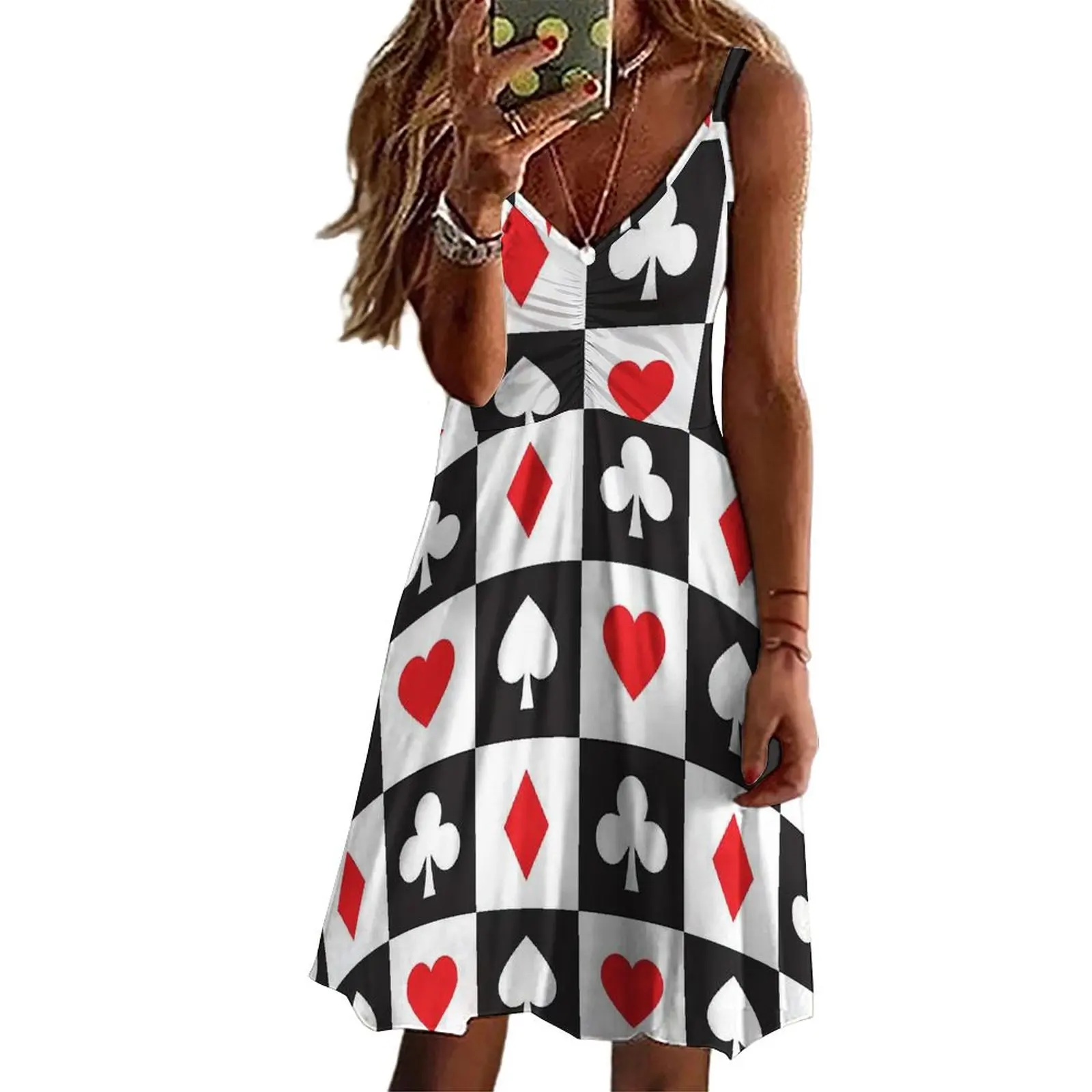 

Женское платье в черно-белую клетку, без рукавов