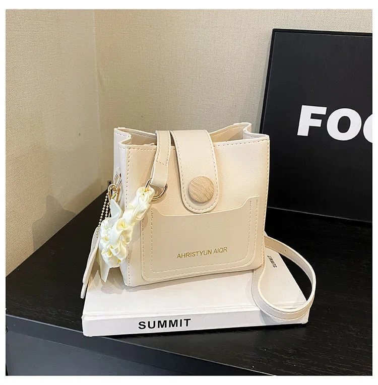 

French niche design feeling crossbody one shoulder bucket bag for women's 2023 new ins internet celebrity fashion versatile