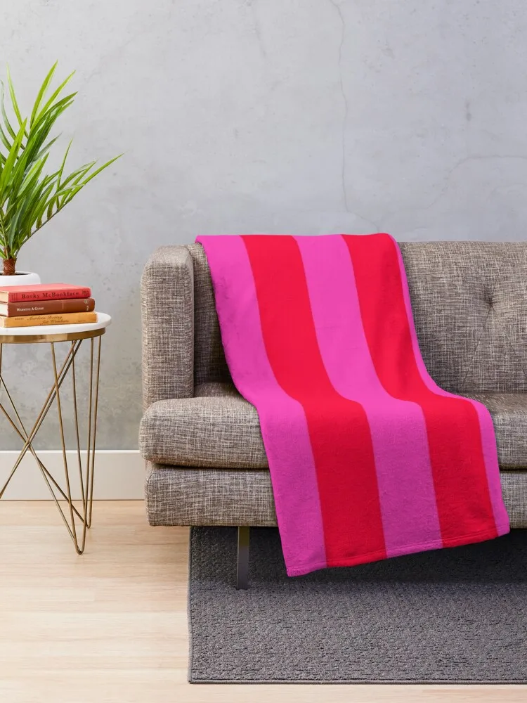 Пялое яркое ветерическое полосатое узором розового и неонового красного цвета