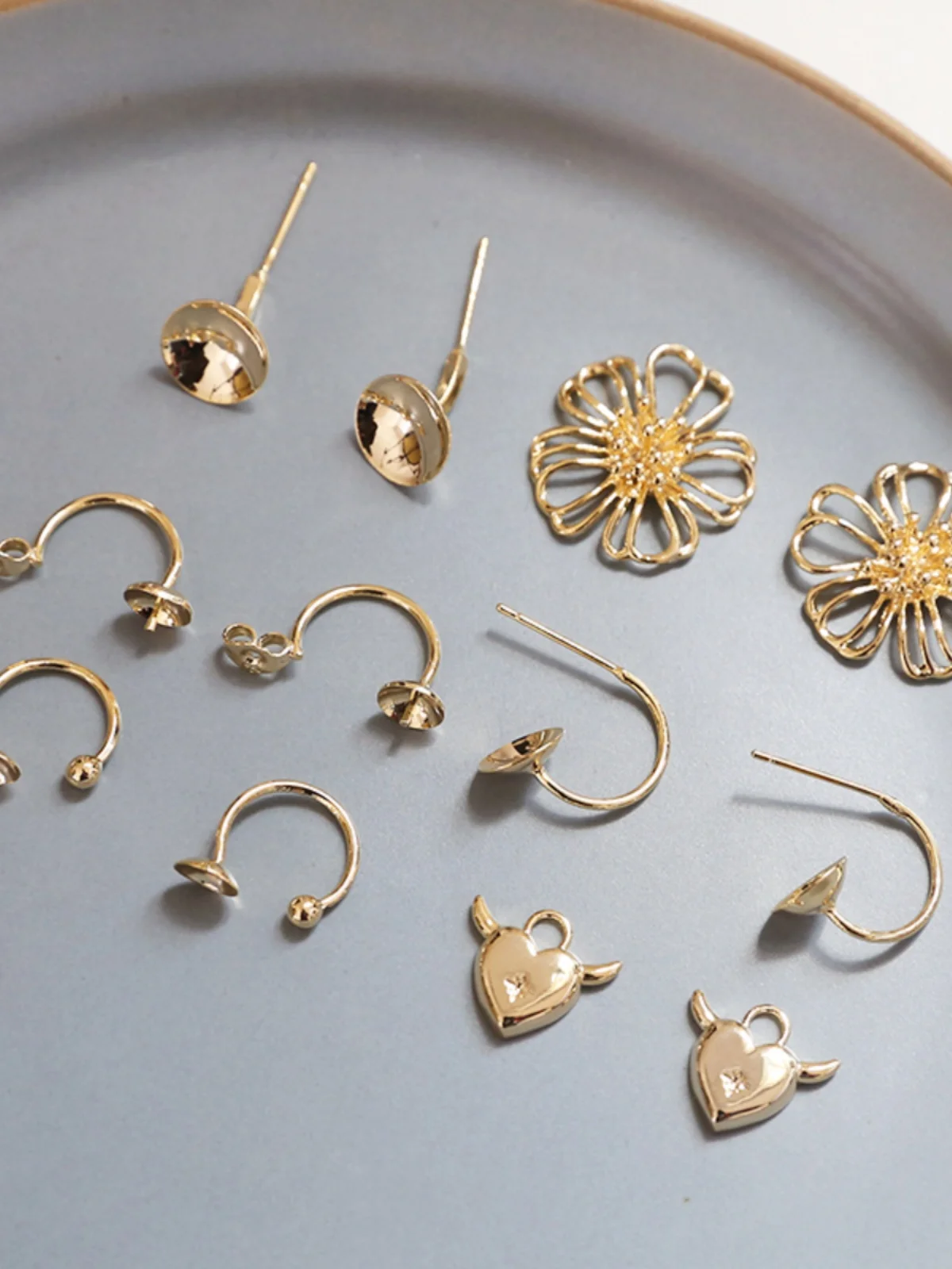 Медный позолоченный зажим для ушей C-типа 8K сохраняющий цвет простой цветок