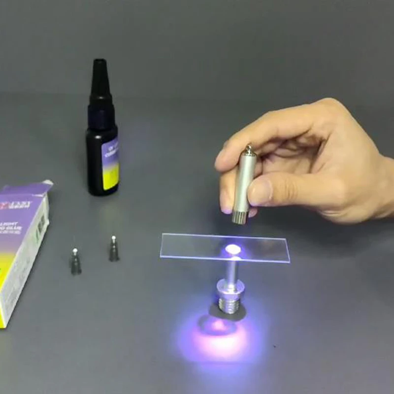 Рисунок 4 - УФ клей с черным светильник