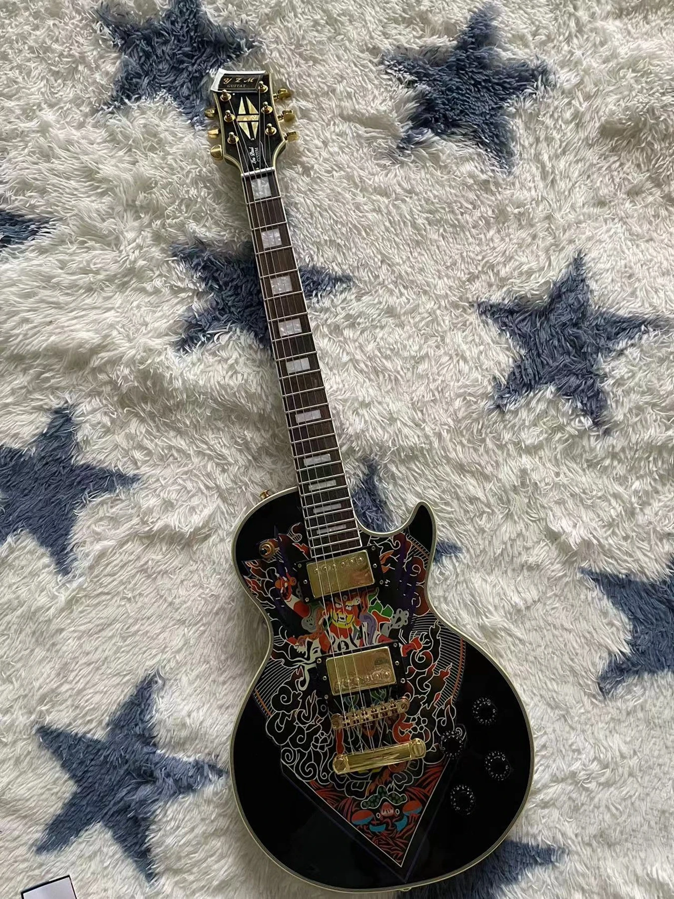 

Guitarra elétrica de alta qualidade com padrão de dragão, fingerboard de madeira rosa e shell inlay, acessórios de ouro