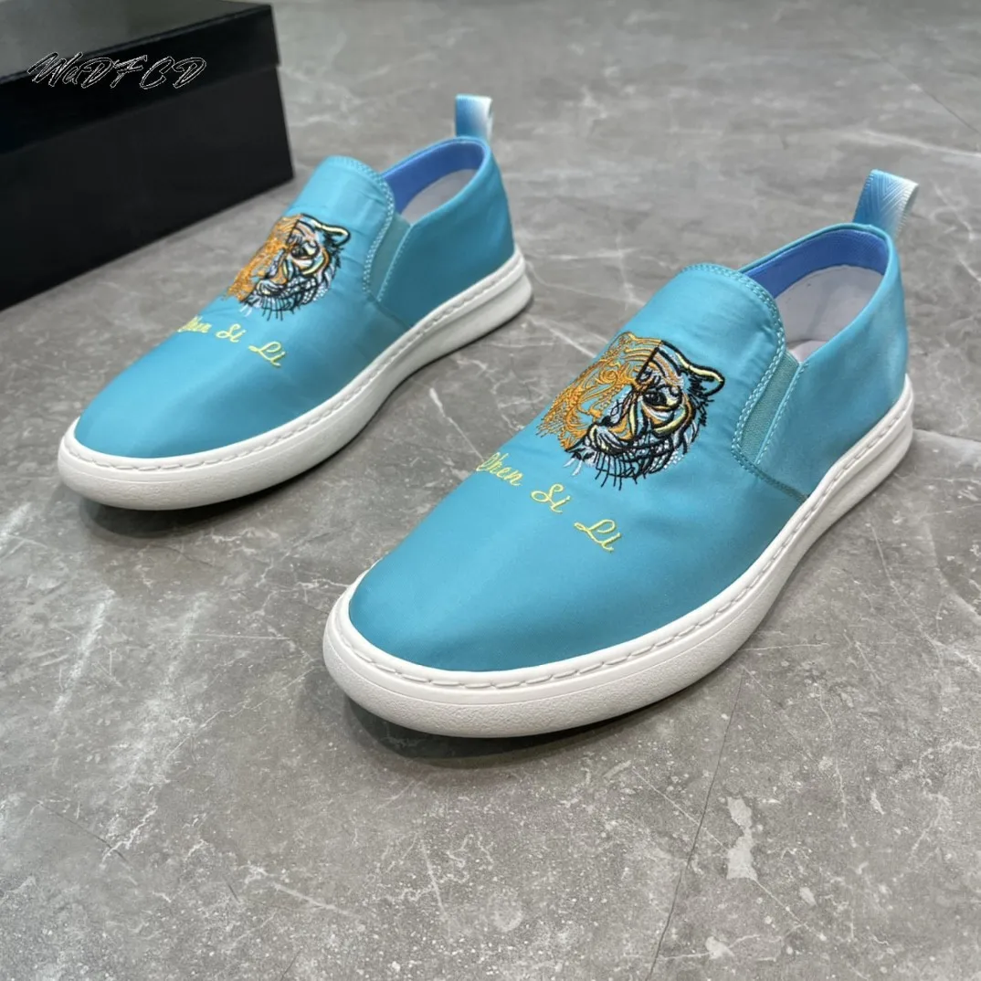

Loafers Men Luxury Design Casual Sneaker Fashion Ice Silk Cloth Breathable Embroidery Flat Board Shoes Mixed Colors Canvas Shoes