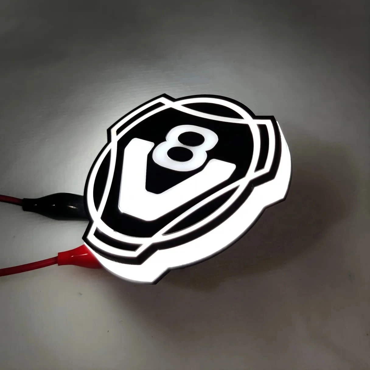 1x V8 логотип подходящий для Scania Truck Custom Front решетка эмблема на решетку Badge с белым 24V