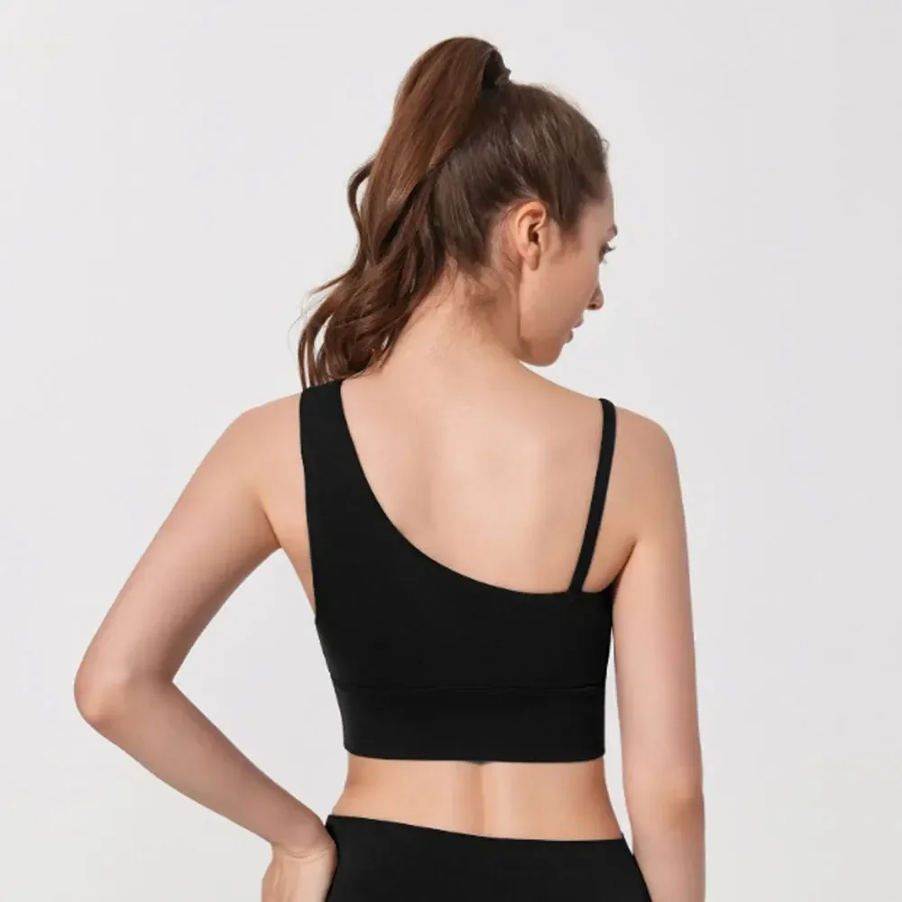 Спортивный бюстгальтер с асимметричными бретельками телесного цвета