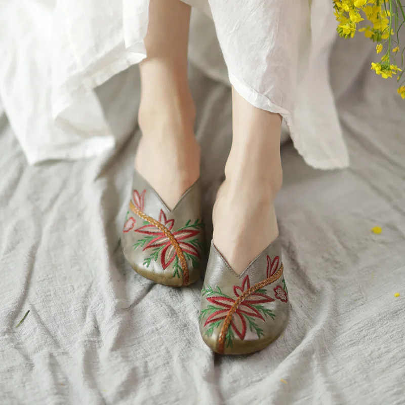 Embroidered Baotou slippers women's 2022 spring and summer new outdoor wear soft retro square heels half slippers