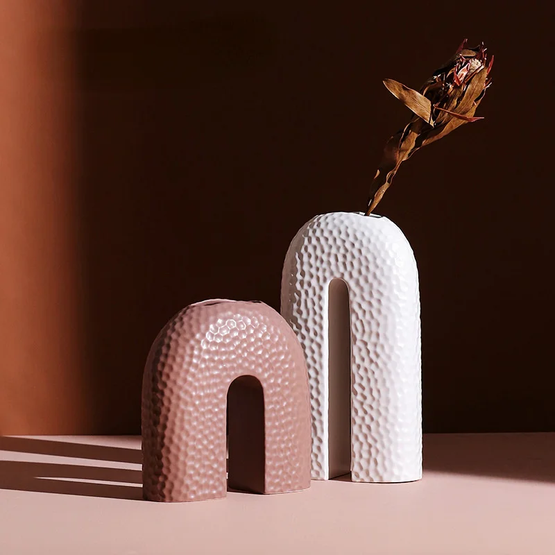 

U-образная керамическая ваза с небольшим отверстием для украшения дома