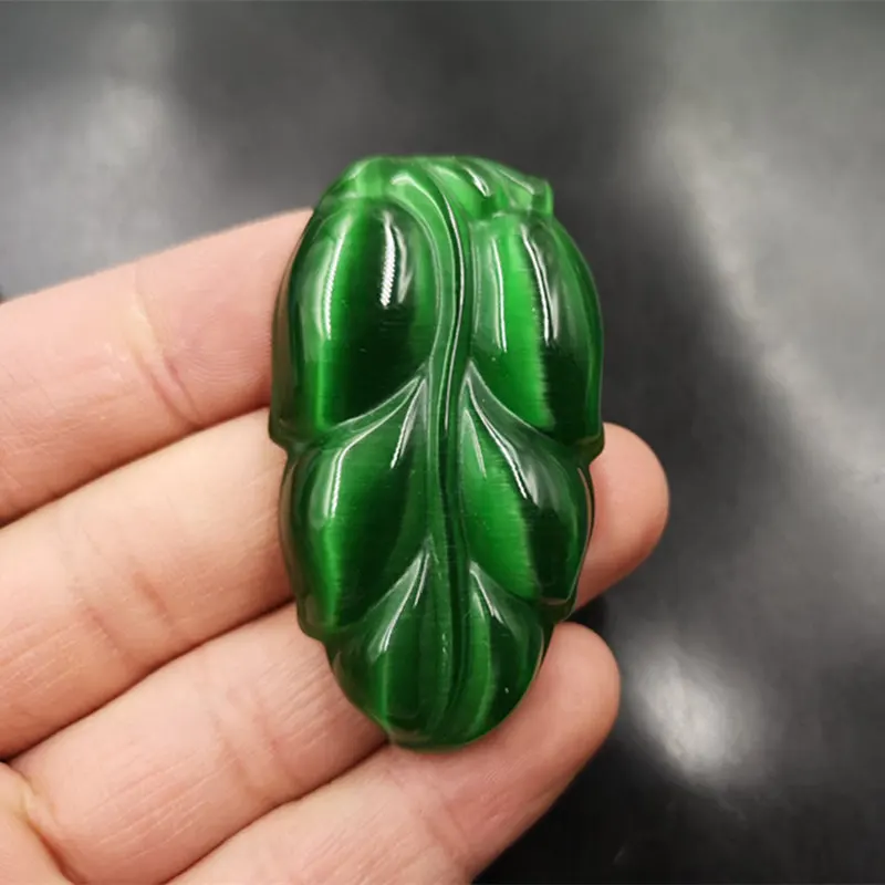 Недорогой кулон в виде ледяного нефрита с изумрудом и листьями из опала зеленым